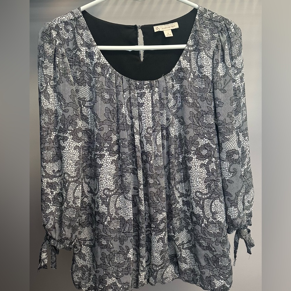 ESTABLISHED 1962 size S, gray&white floral print 3/4 length sleeved blouse.